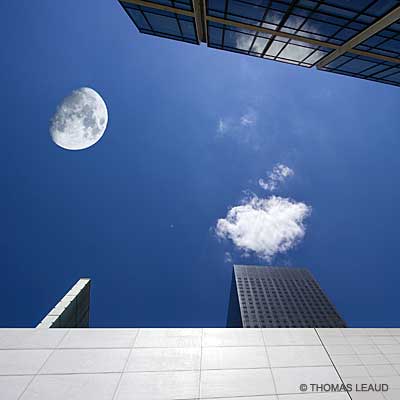 Moon and buildings - © Thomas Leaud